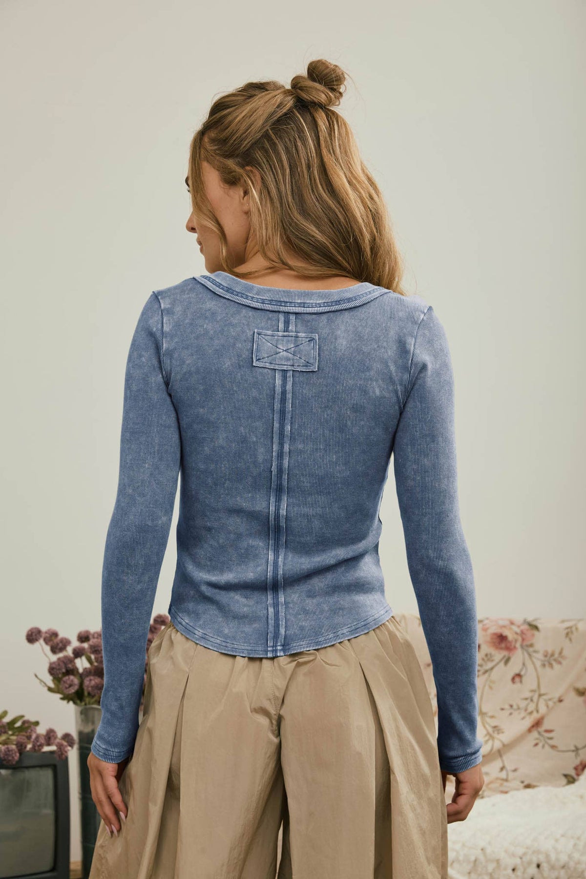 WASHED LONG SLEEVE RIBBED HENLEY KNIT TOP: MAROON