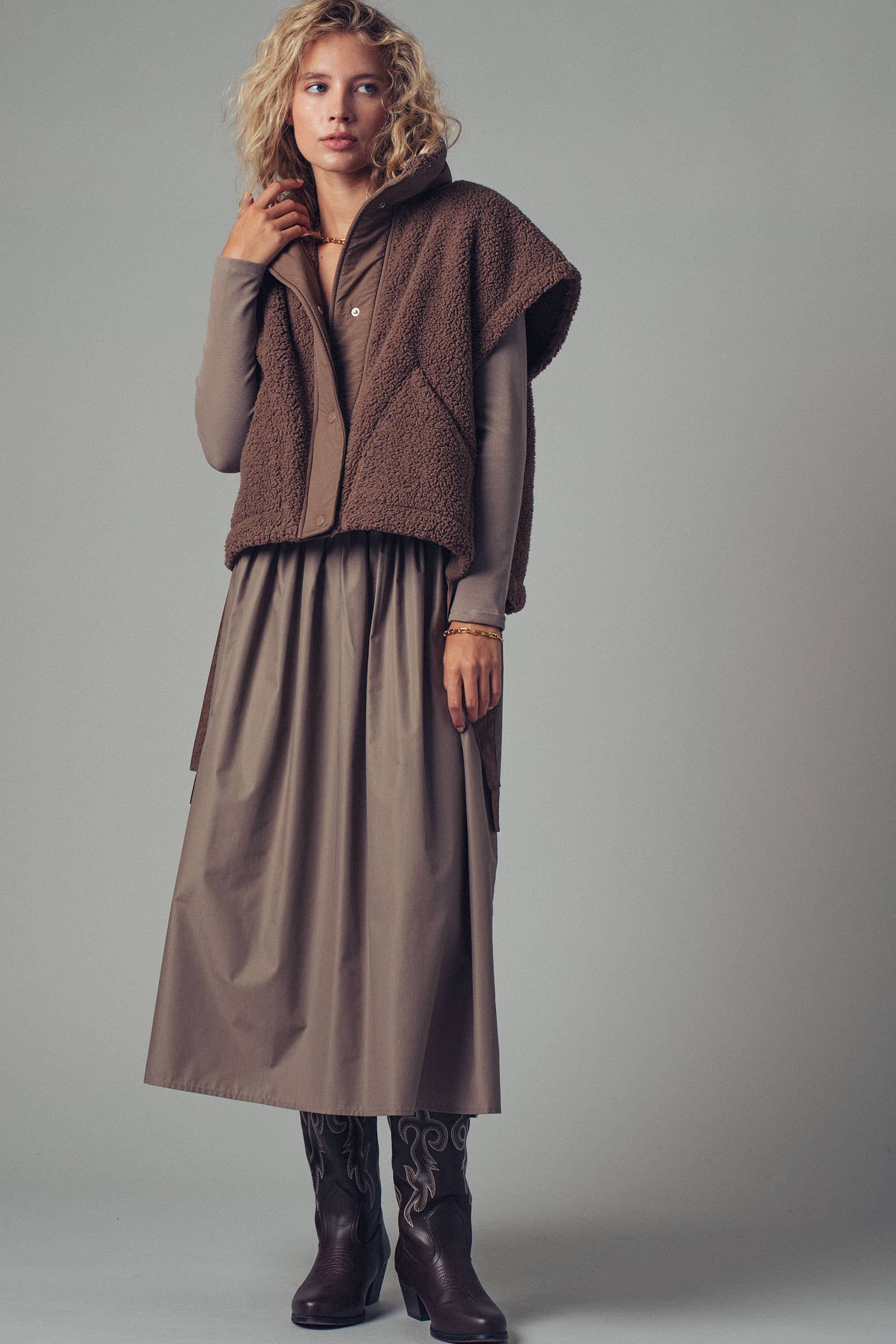 Quilted Collar Boxy Sherpa Vest: BLACK