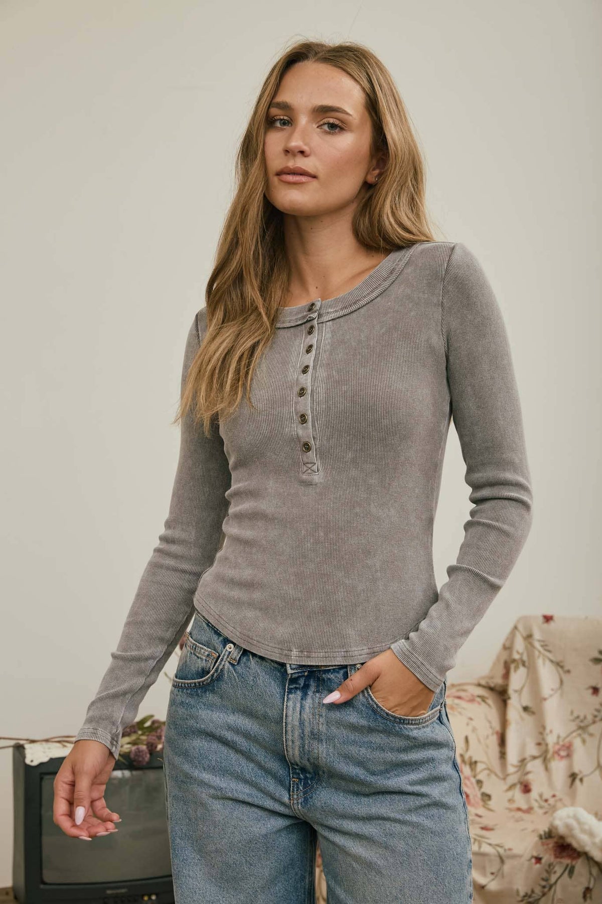 WASHED LONG SLEEVE RIBBED HENLEY KNIT TOP: MAROON