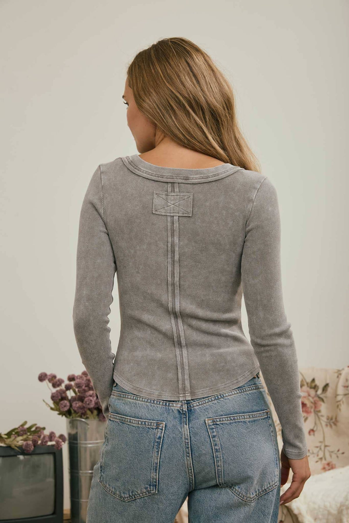 WASHED LONG SLEEVE RIBBED HENLEY KNIT TOP: MAROON