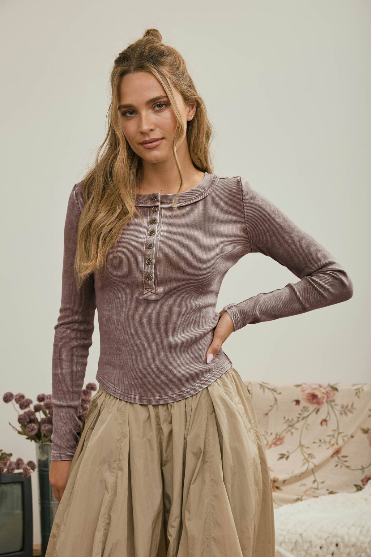 WASHED LONG SLEEVE RIBBED HENLEY KNIT TOP: MAROON