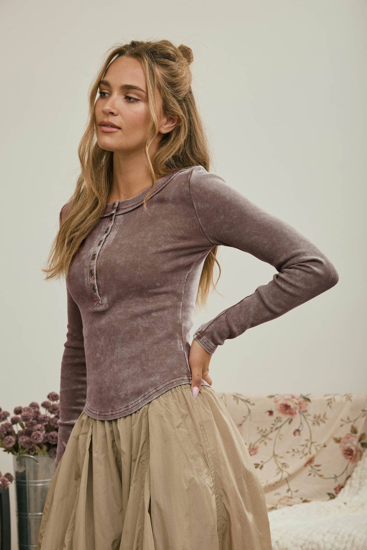 WASHED LONG SLEEVE RIBBED HENLEY KNIT TOP: MAROON