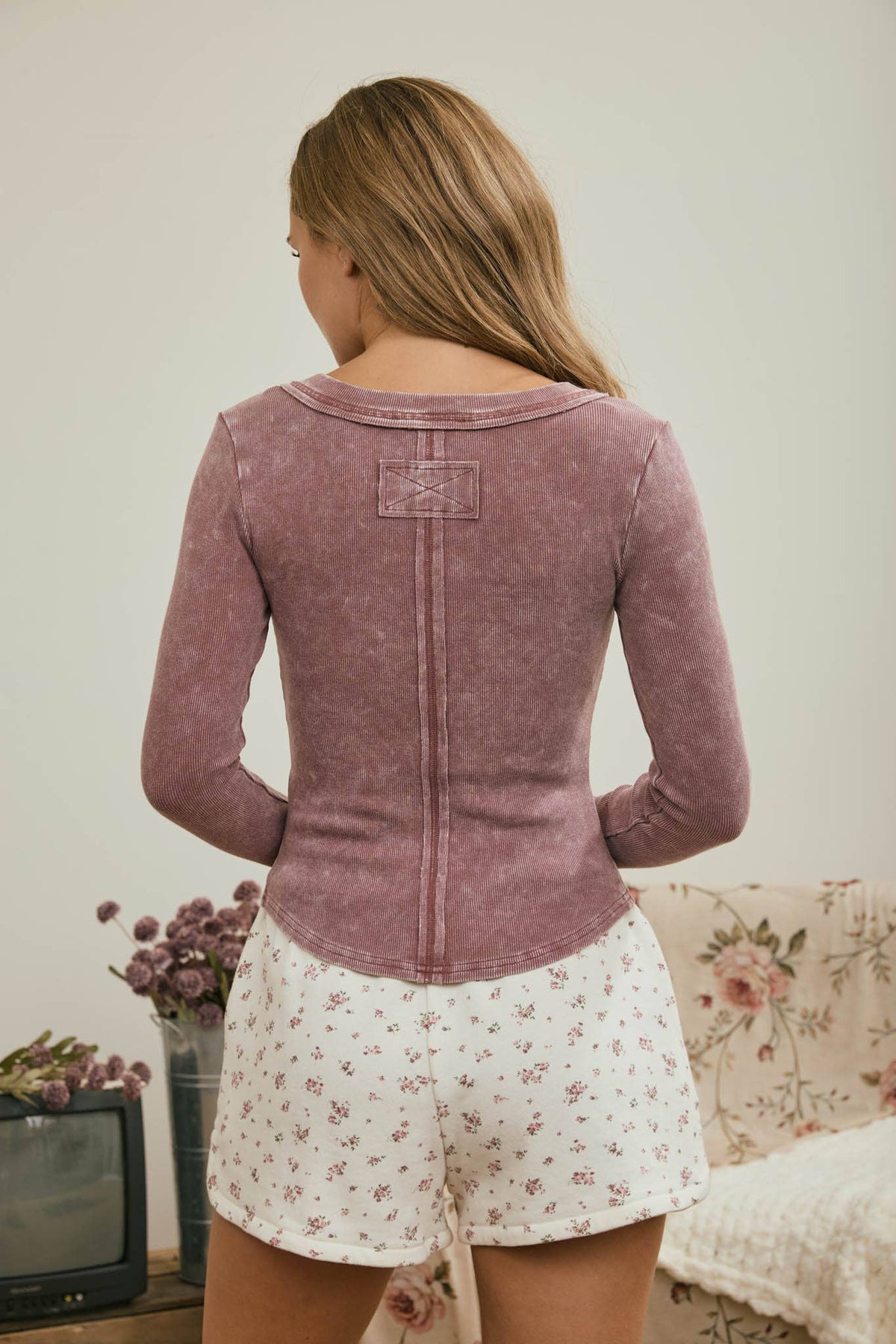 WASHED LONG SLEEVE RIBBED HENLEY KNIT TOP: MAROON