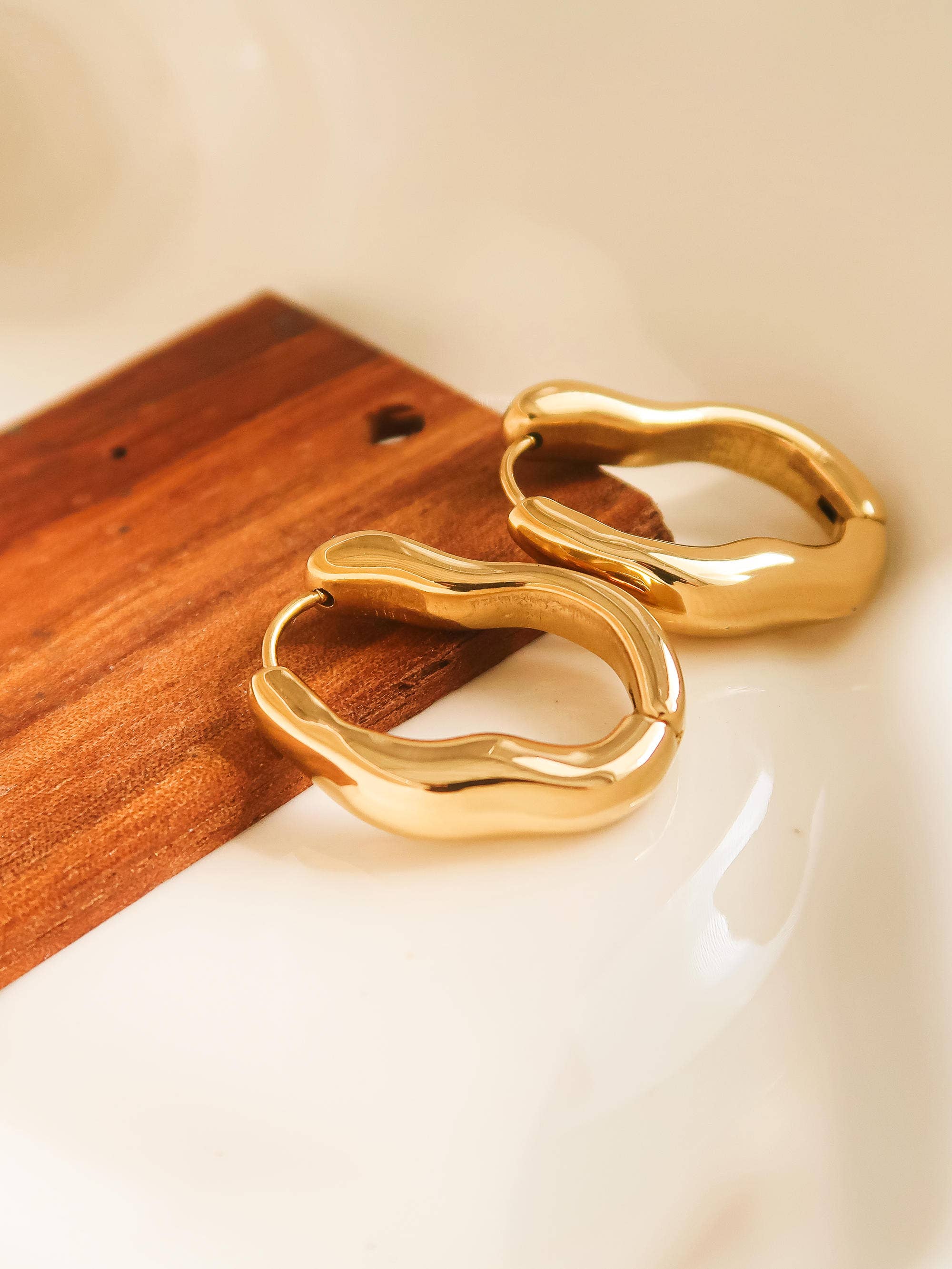 Oval Hoop Earring: Yellow Gold