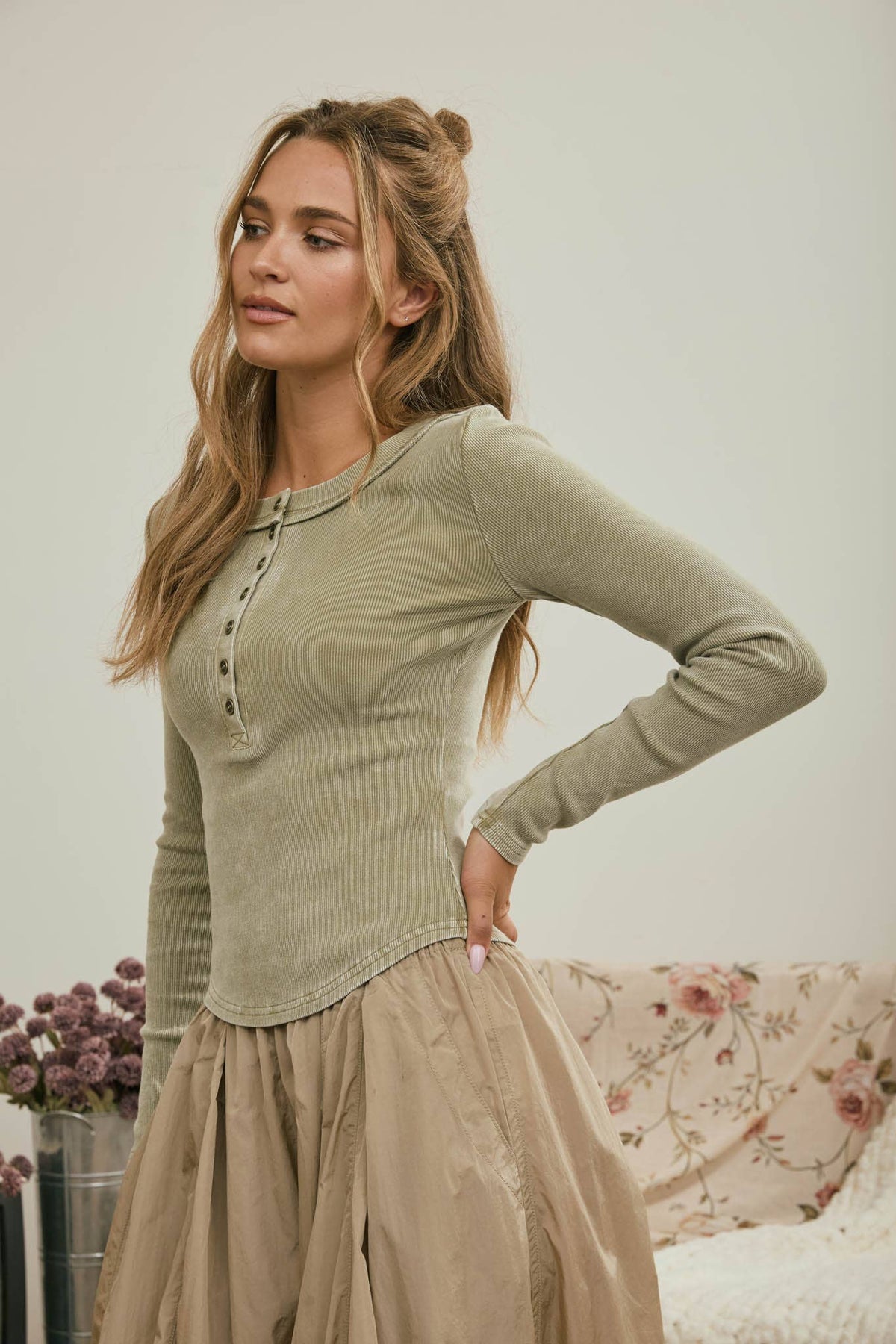 WASHED LONG SLEEVE RIBBED HENLEY KNIT TOP: MAROON