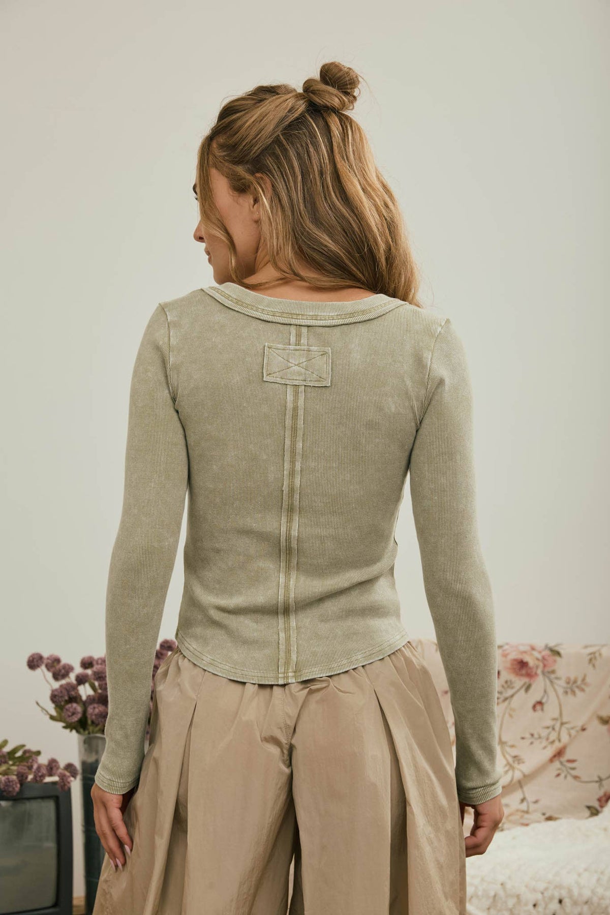 WASHED LONG SLEEVE RIBBED HENLEY KNIT TOP: LIGHT OLIVE