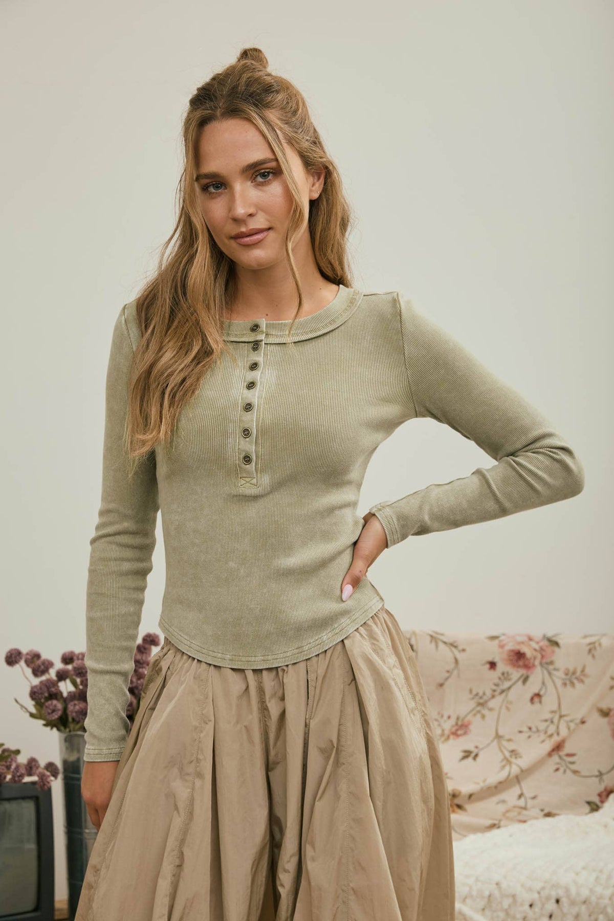 WASHED LONG SLEEVE RIBBED HENLEY KNIT TOP: LIGHT OLIVE