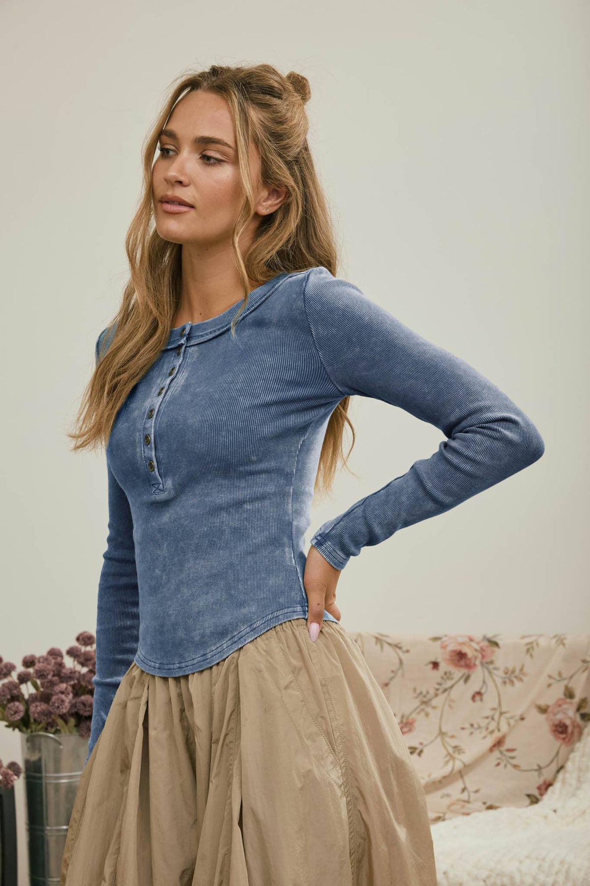 WASHED LONG SLEEVE RIBBED HENLEY KNIT TOP: MAROON